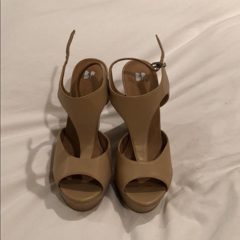 Nude wedges